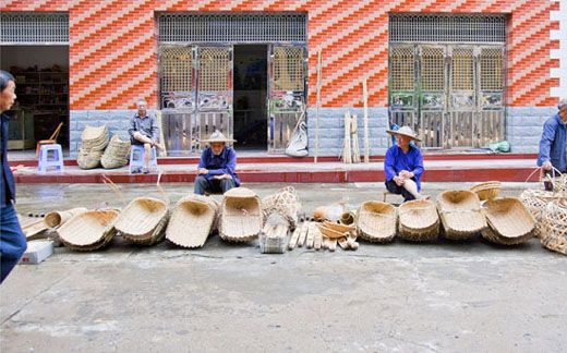 中国南方农村，圩场边会有一个卖竹制品的区域，为禽畜交易提供方便。